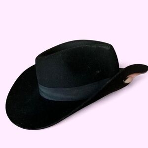 Black cowgirl hat